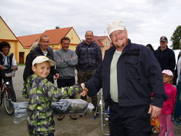 Kryštof přebírá cenu pro vítěze - rybářské skládací křeslo